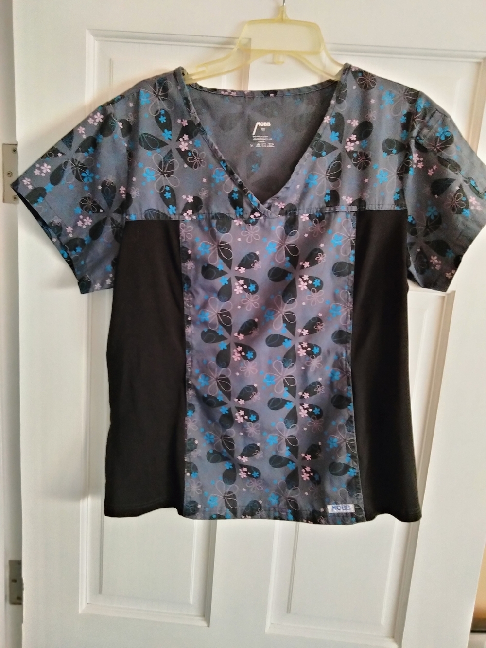 Mobbs  Women's V-Neck Floral Scrub Top in Gray/Black